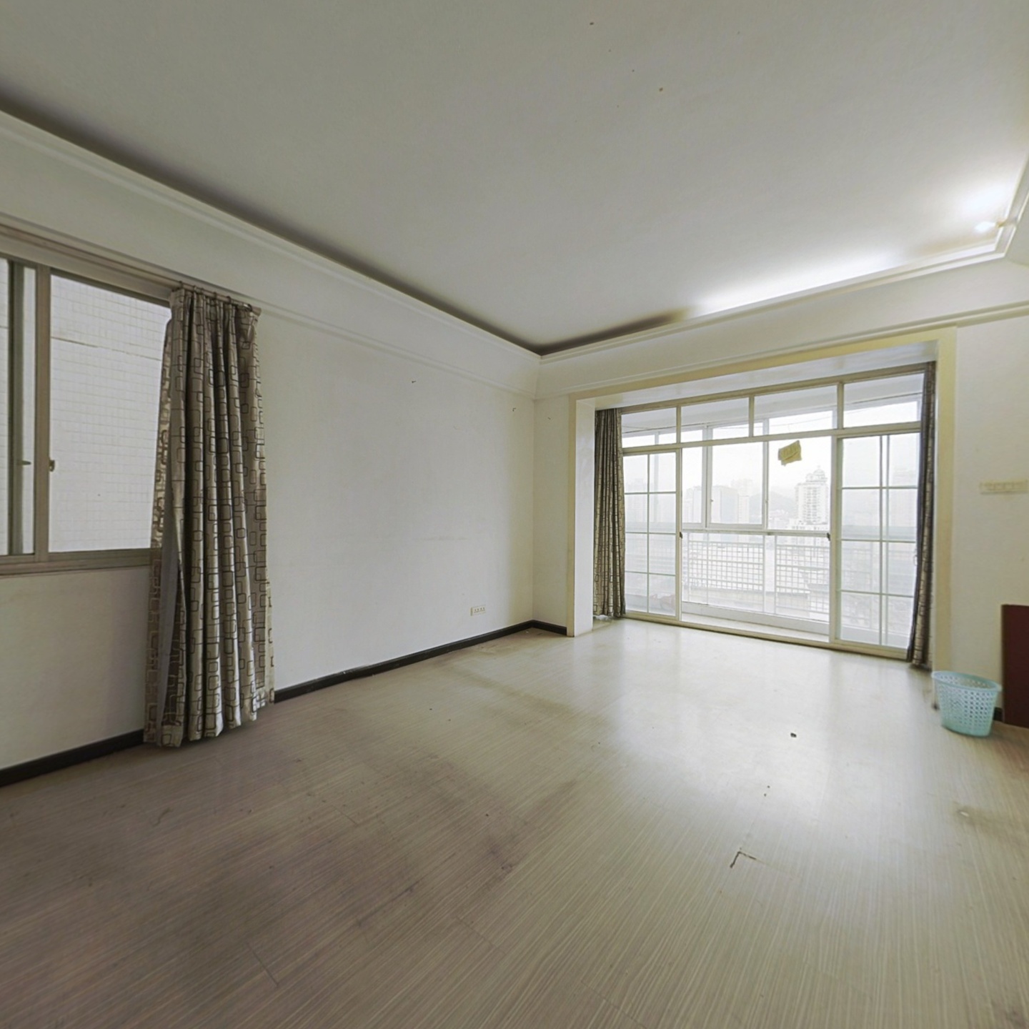腾达广场19层76平一室一厅简单装修出售