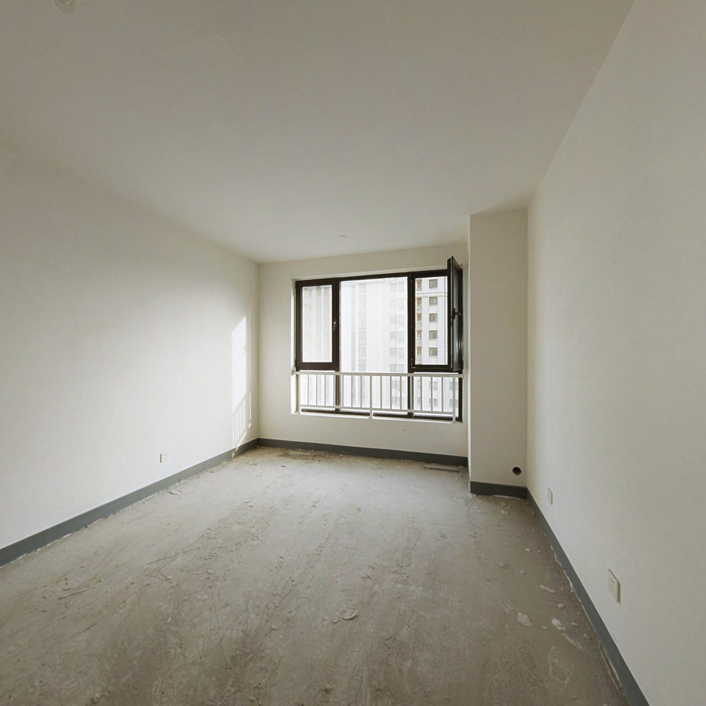 鸿坤北区，中间层，新本，采光好。