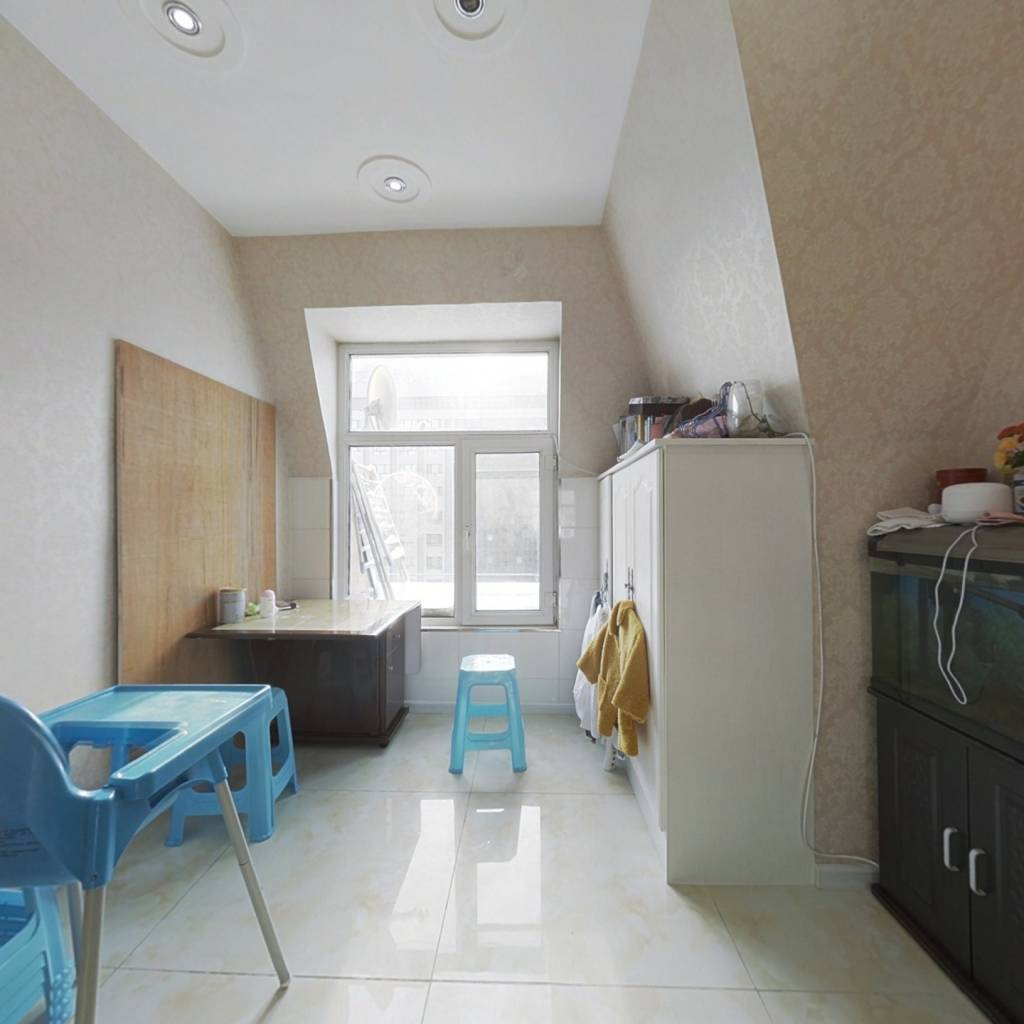 上京广场小区，两室一厅，南向，精装修，带家具家电。