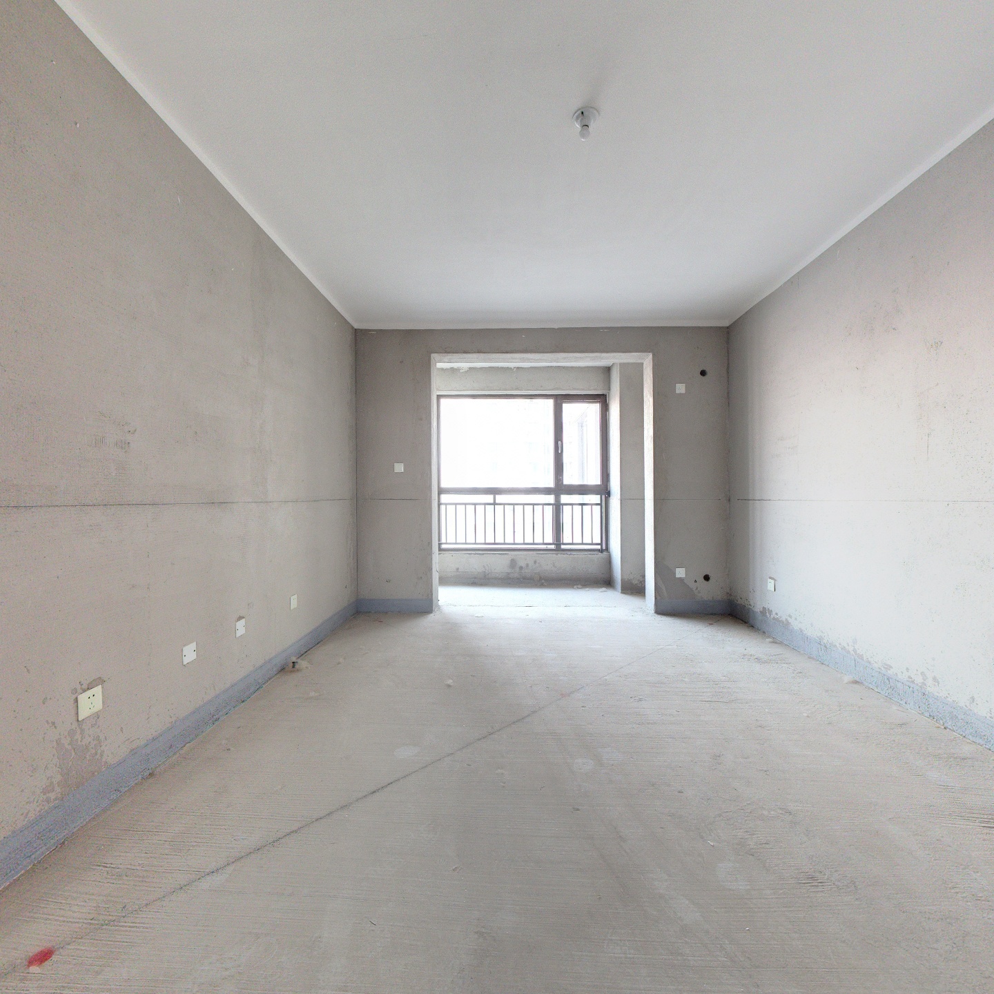 大社区，高绿化，南北双通透 房本满二