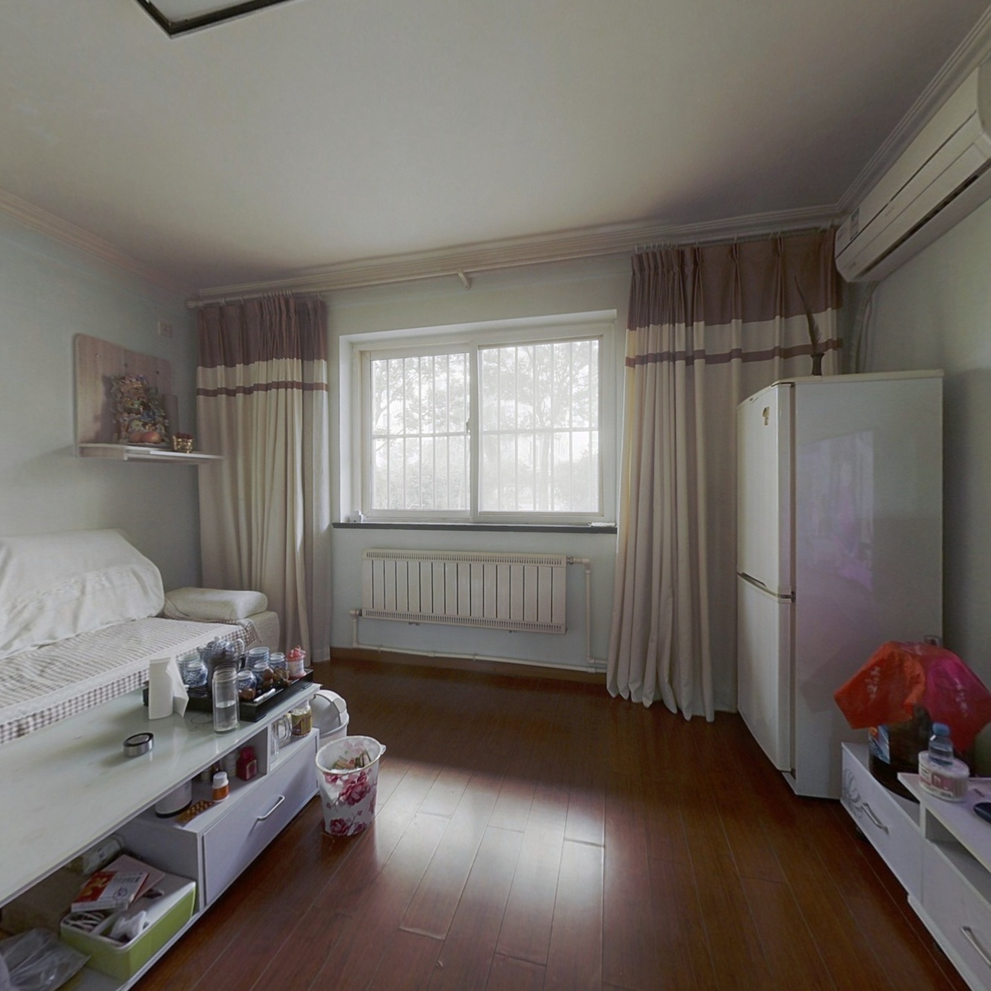 室内通风采光效果好，景观佳居室宽敞通风条件好。