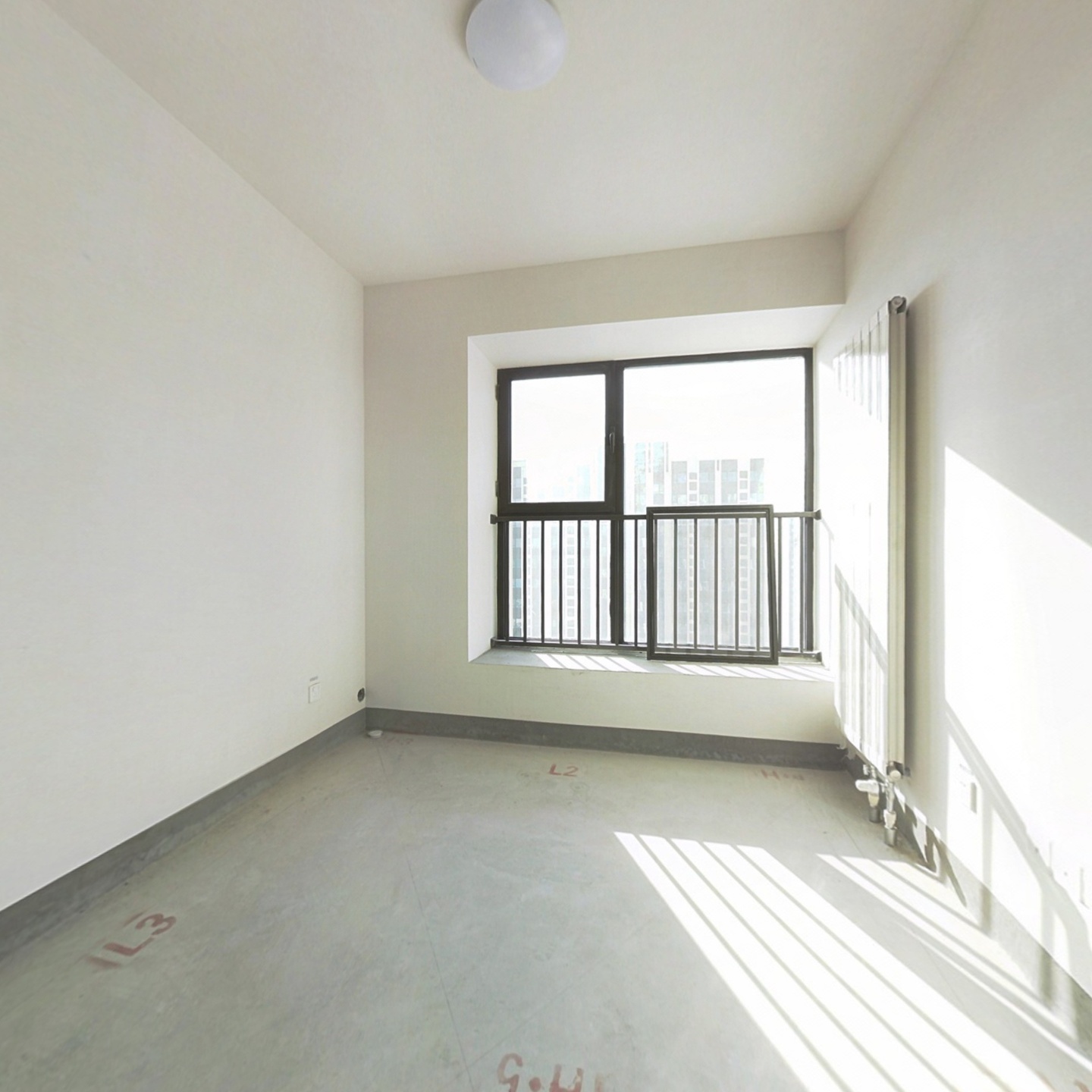 中海国际社区公寓，南向1室1厅，随时看房，毛坯未动。