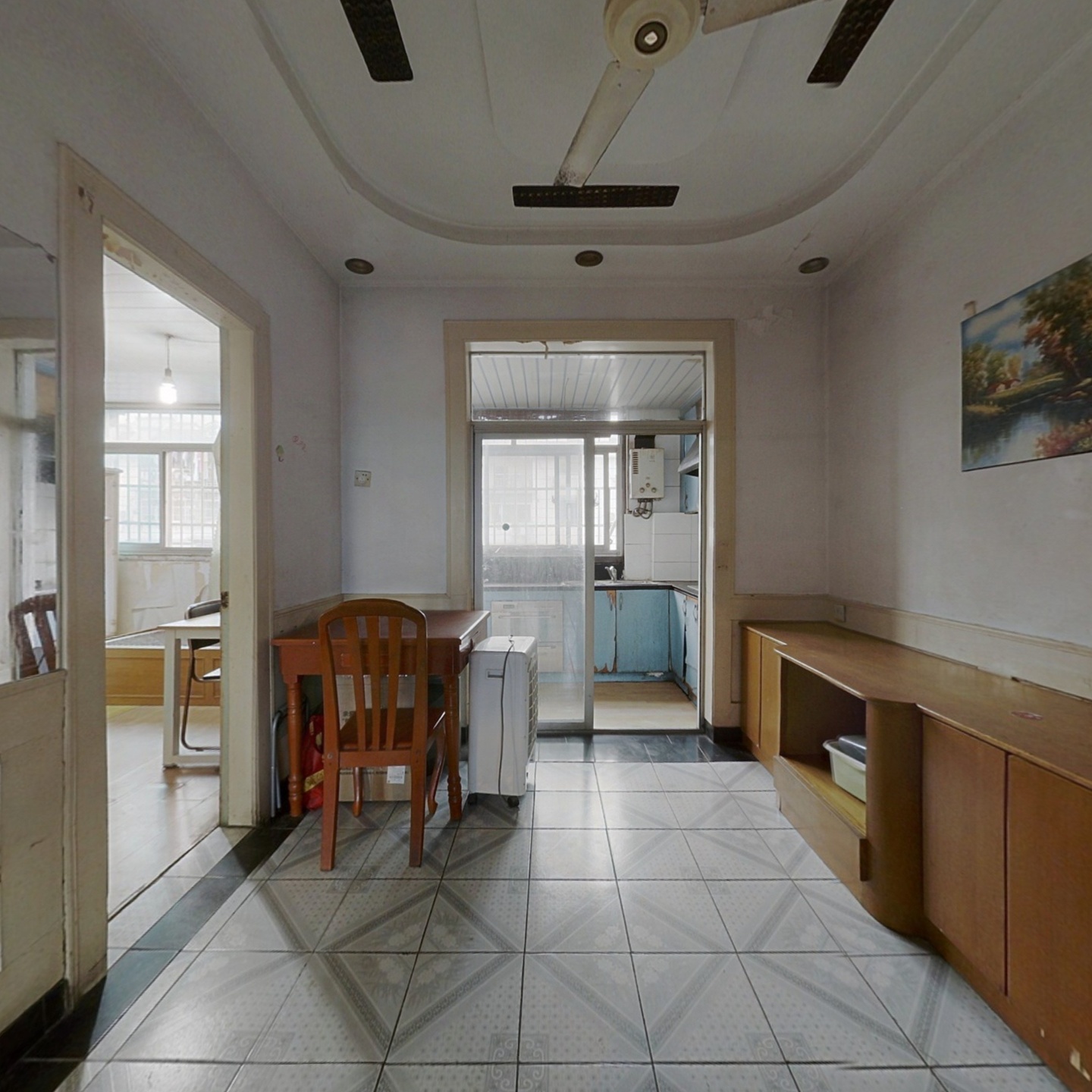 地铁口住宅三房户型，总价低，适合滨江上班的刚需客户