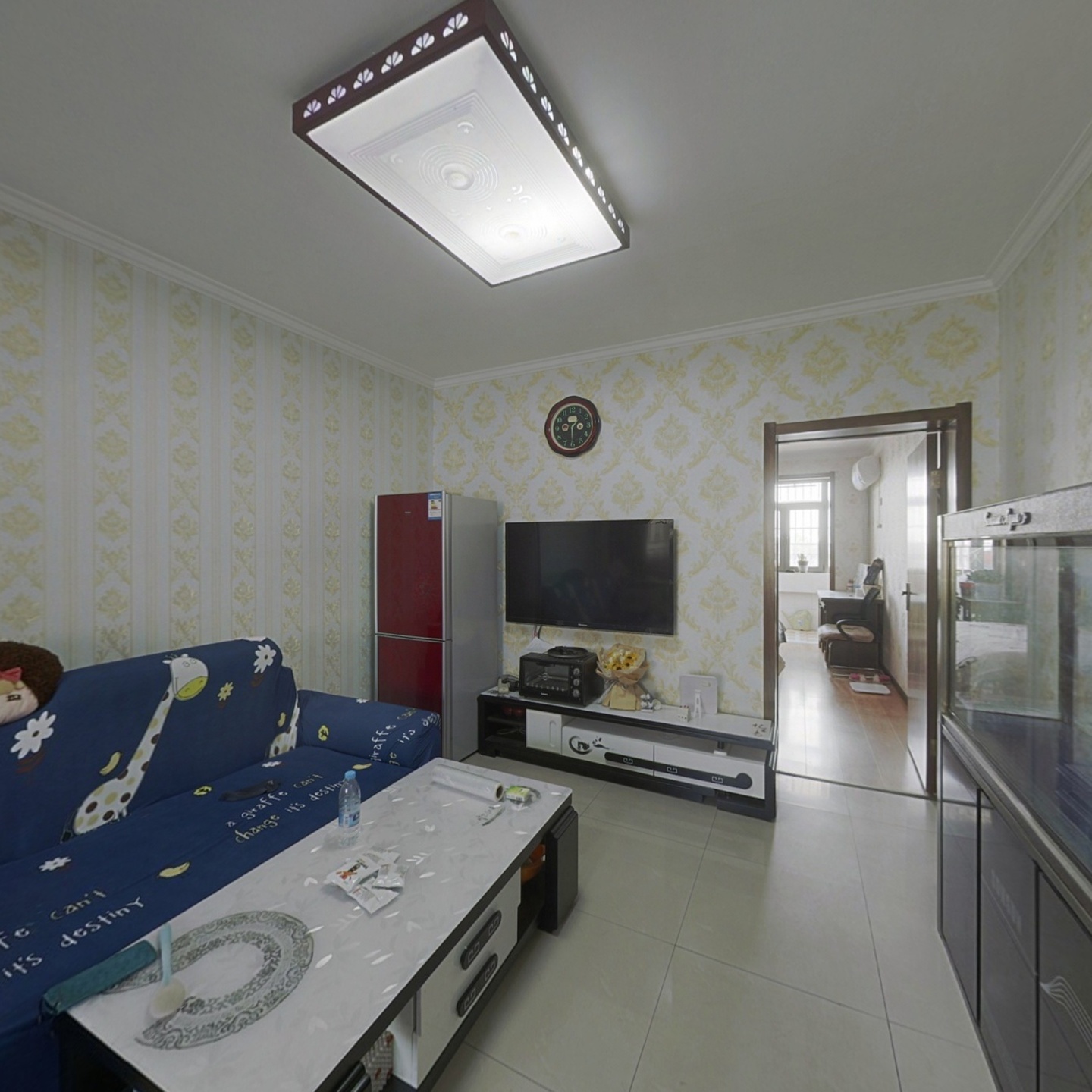 小区集中供暖，公摊面积低，免费停车。