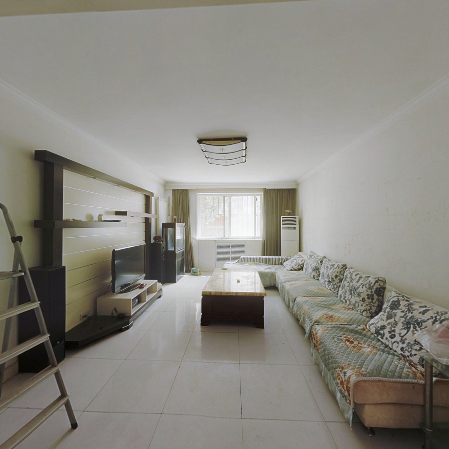 金地小区，南北通透三居，满五，简装，看房方便