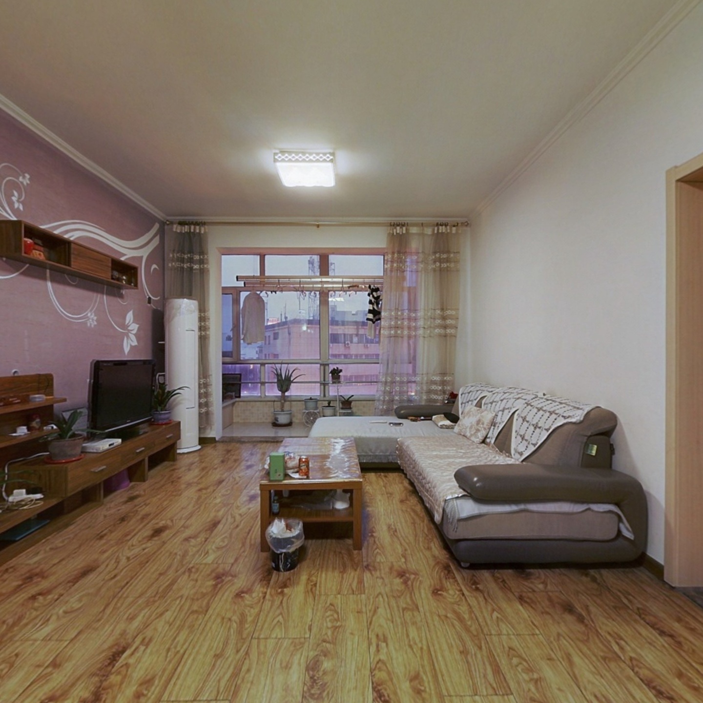 新苑小区 三室两厅一厨两卫 房子格局好,装修好