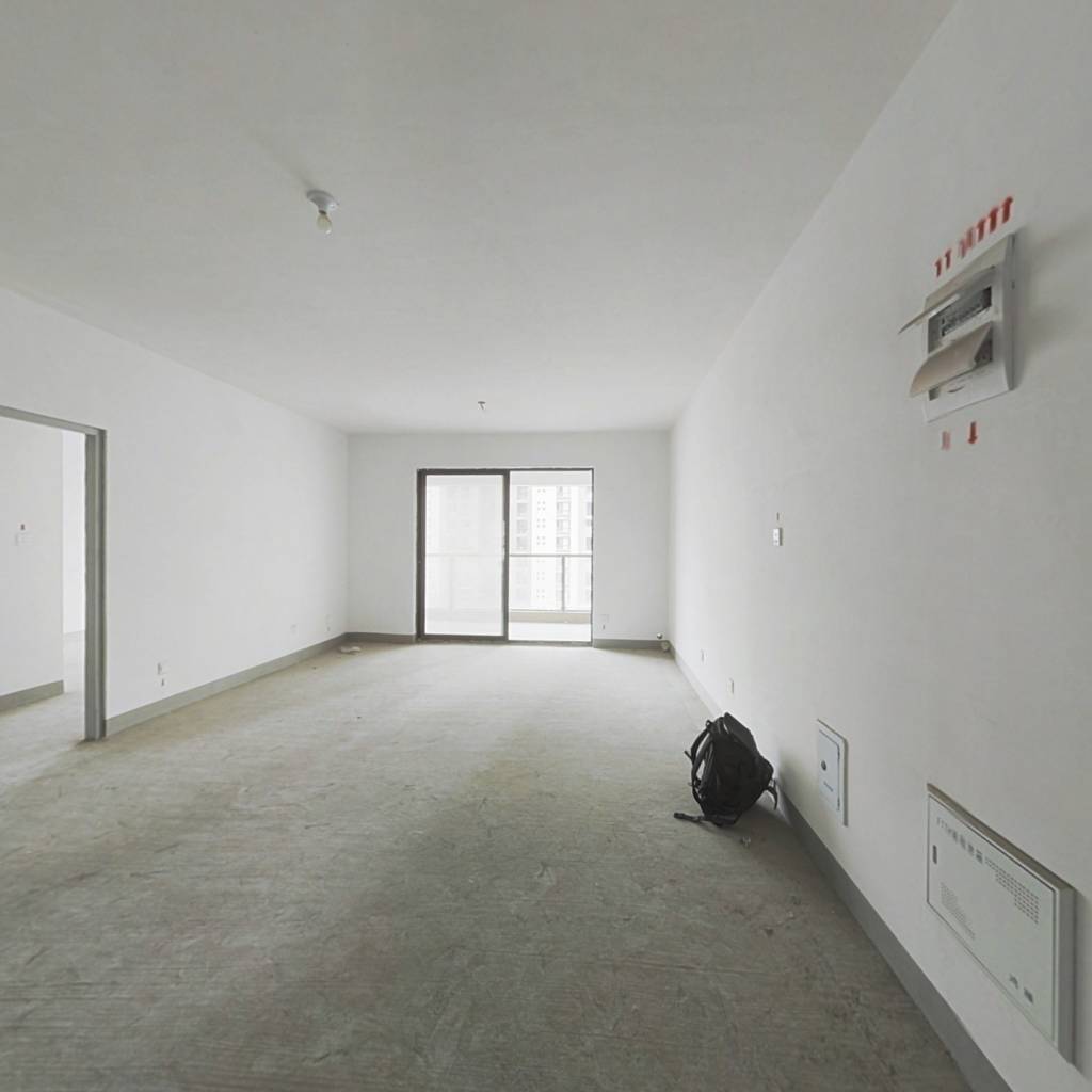 金滨140平~三居室两卫，中间楼层，户型好西好。