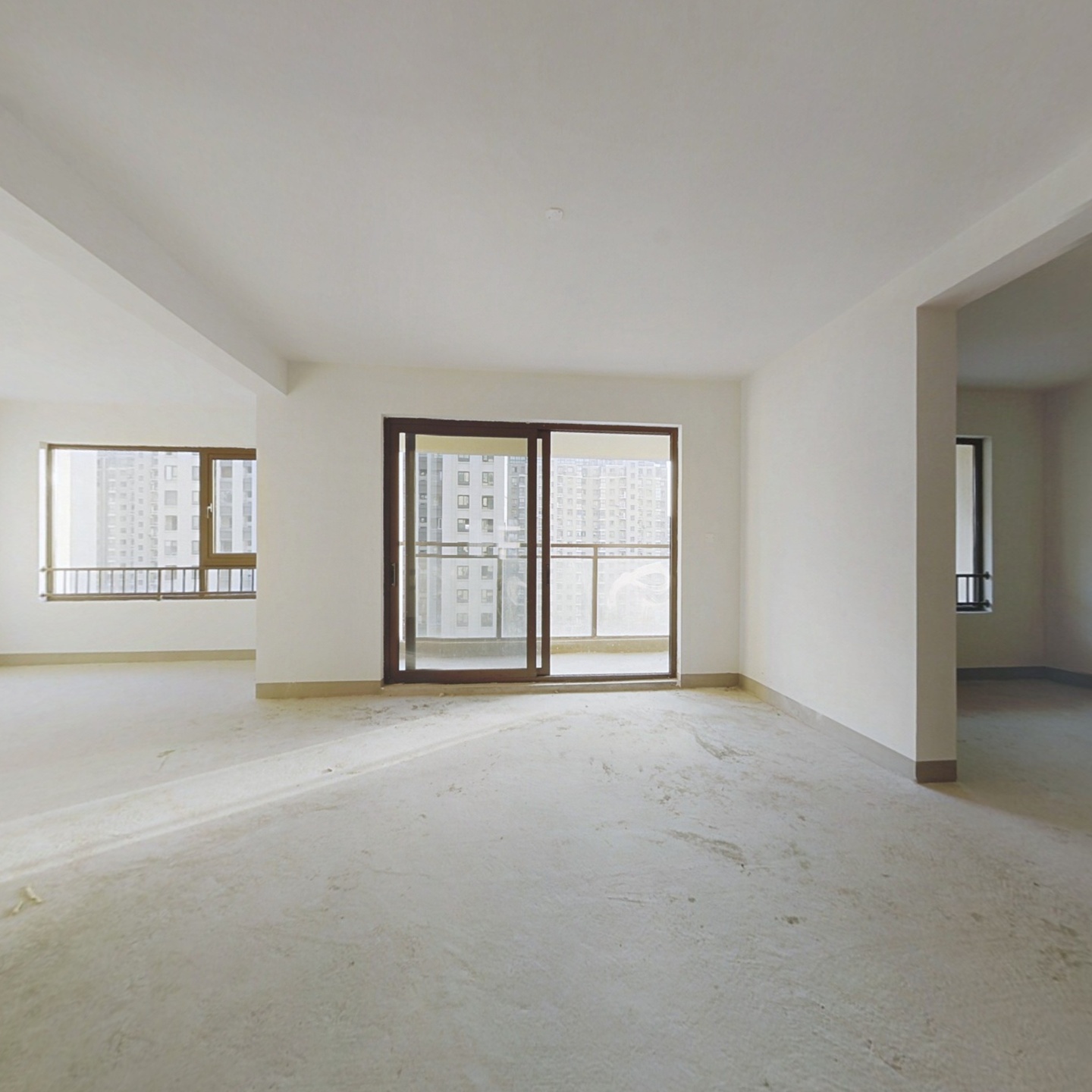 时代望府四房本人手上有多套房源欢迎询问