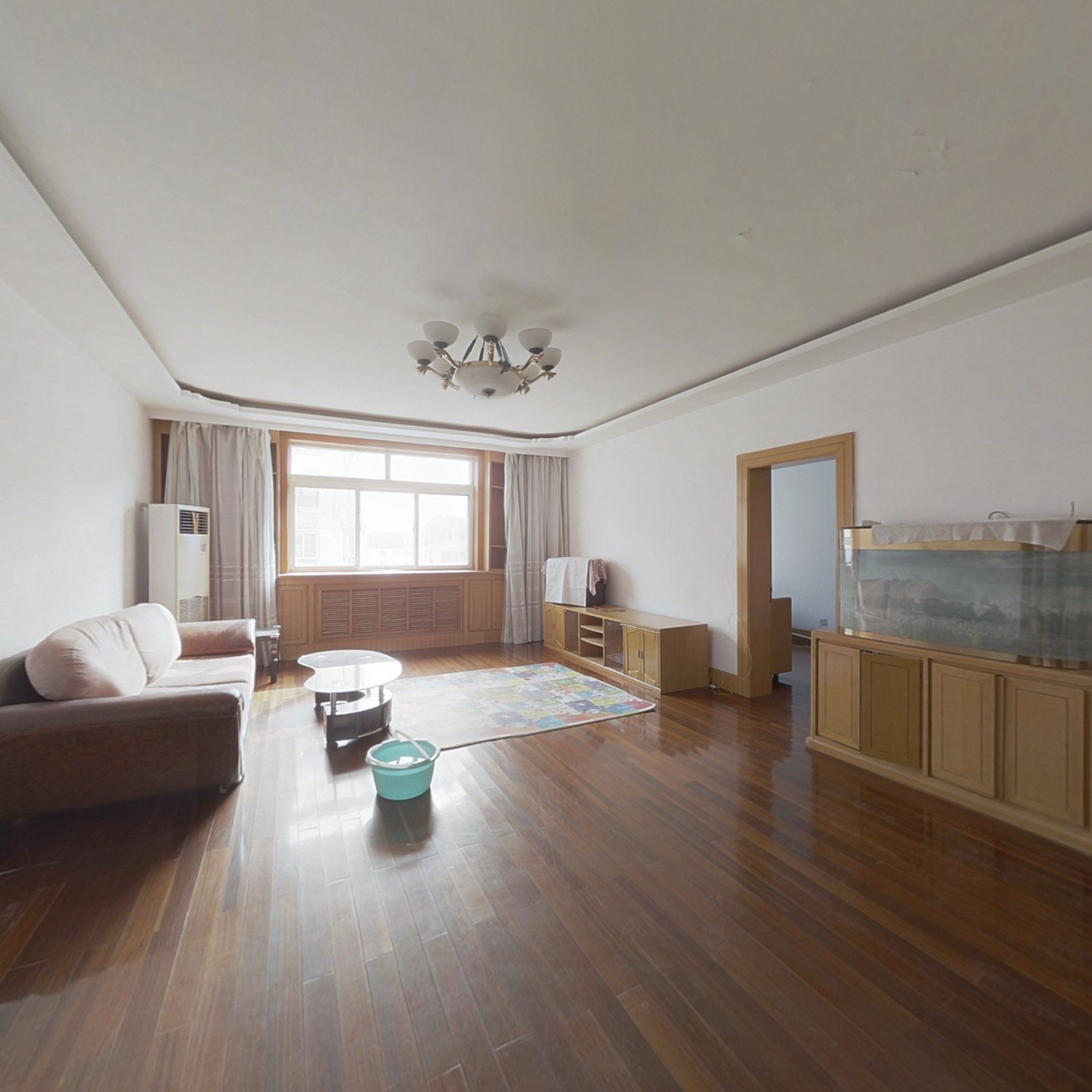翠竹小区中间楼层户型标准，客厅敞亮，保持干净
