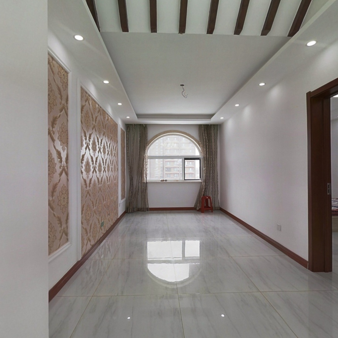 此房多层五楼跃层,采光好,视野宽阔,南北阳台