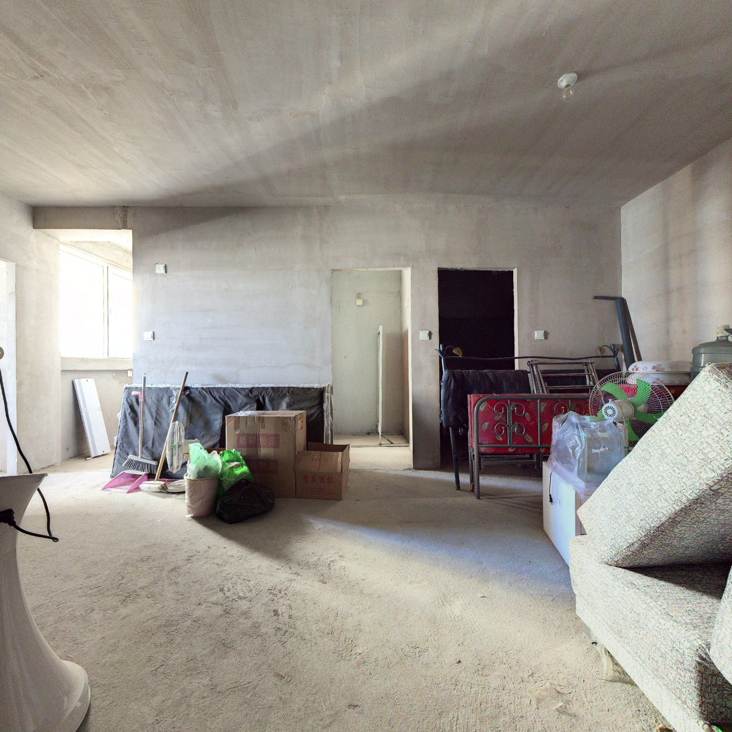 房子是正规的一室一厅户型，单价低，总价低，有房本，