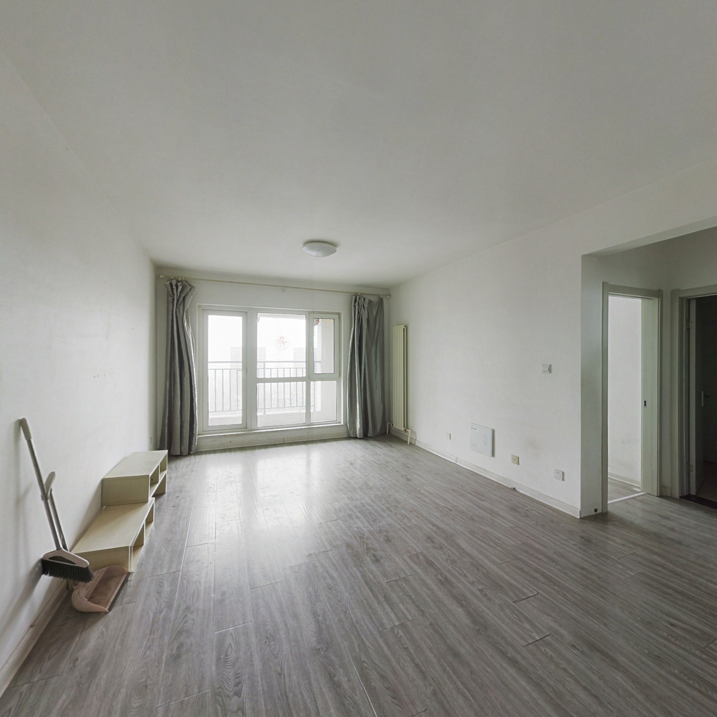 长青湾南北两居室，中间楼层，视野开阔，诚心出售！