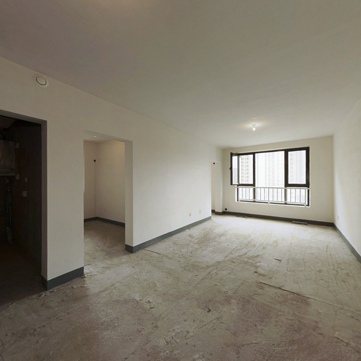 鸿坤理想湾中间楼层，采光充足，视野好