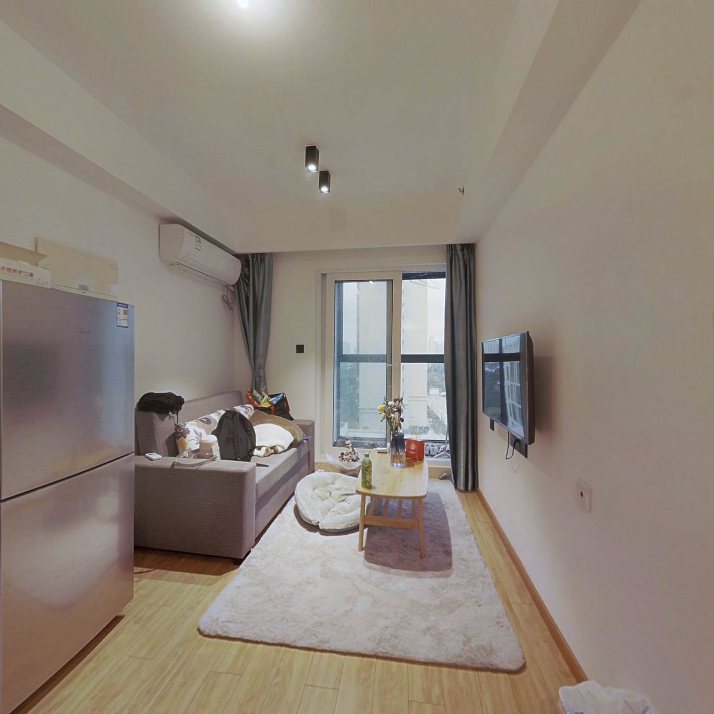 万科公寓精装修一室一厅双阳台，家电家具齐全，近地铁