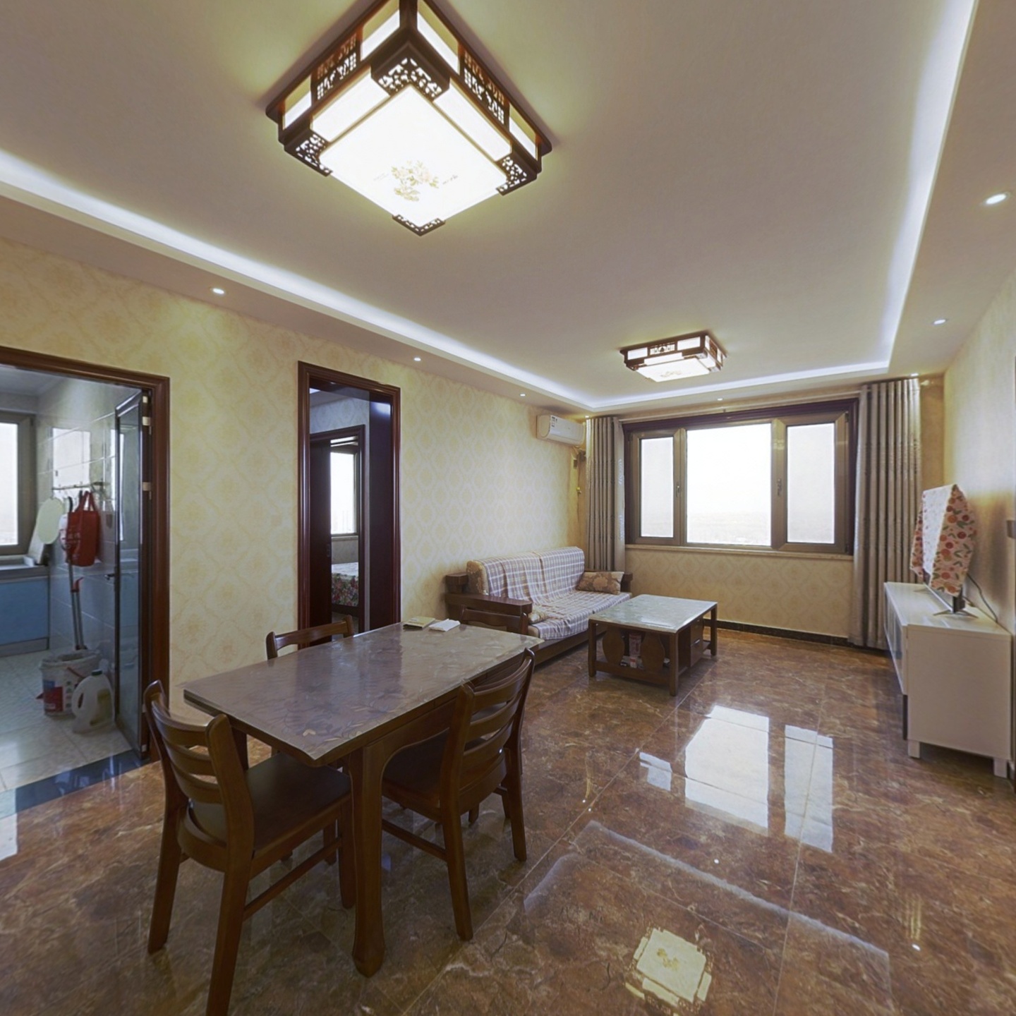 温莎假日通透三居室，交通便利，地理位置得天独厚。