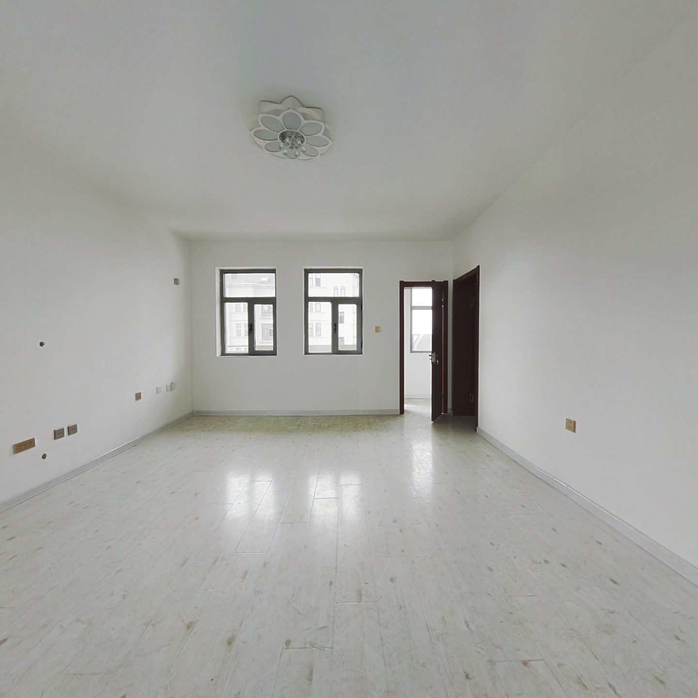 香树湾三室一厅，多层4楼，建筑129米报价150万
