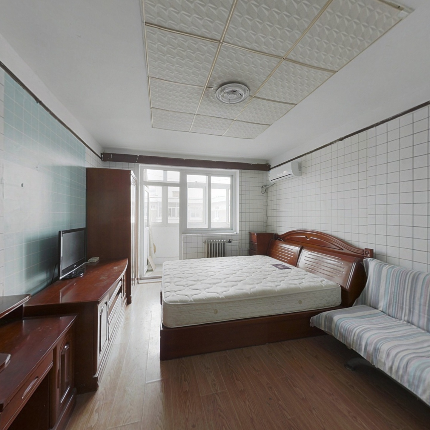上海道一室朝南简单装修，诚心出售