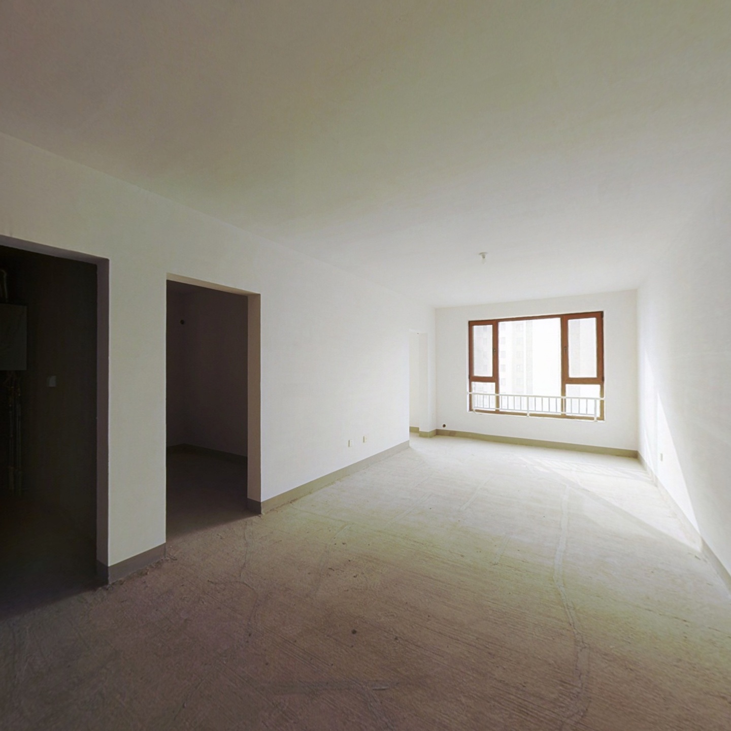 朝南的三居室 利用空间大 楼间距宽 视野开阔