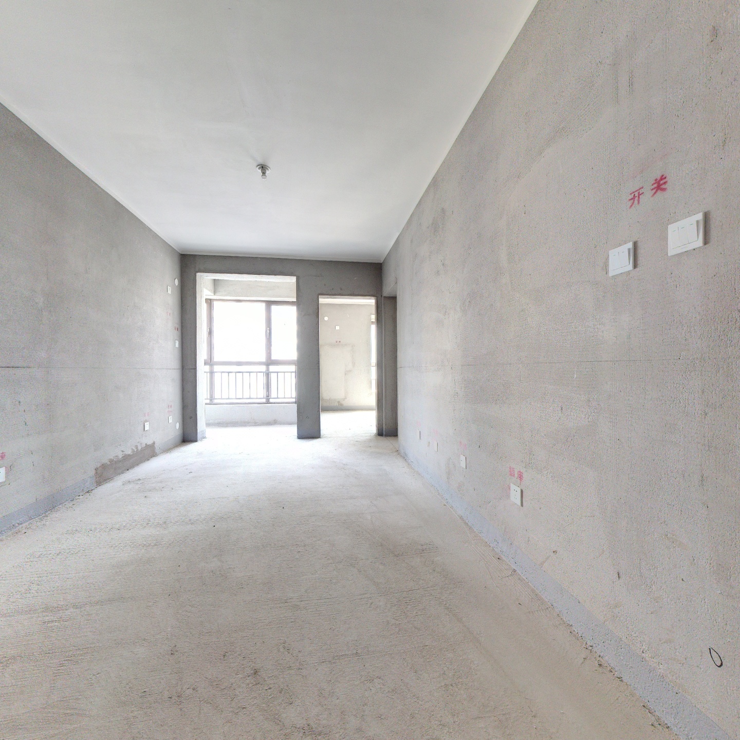 房子属于朝南两居毛坯房中间楼层