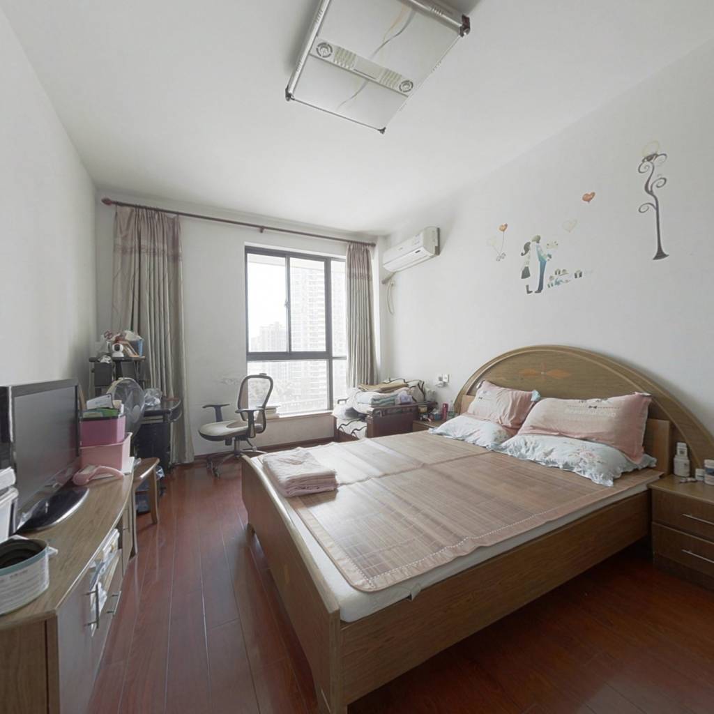 长江绿岛精装三房，楼层好视野佳，诚心出售，拎包入住