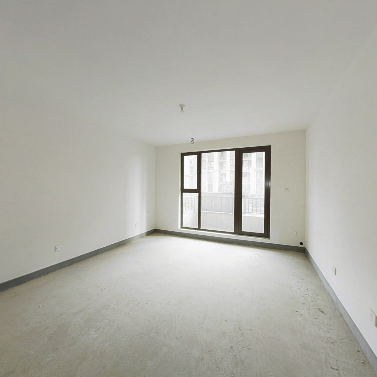 南北向三居洋房一梯两户，位置安静全天采光