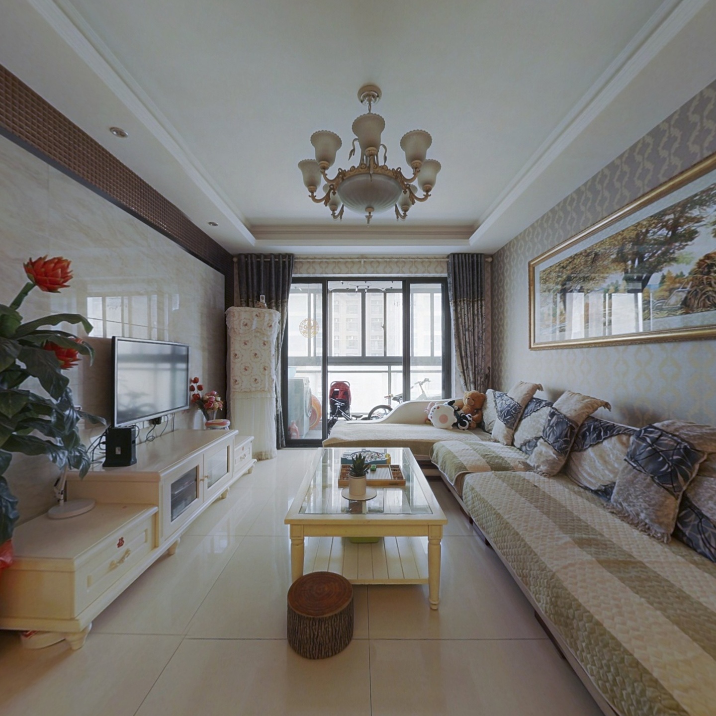 广电江湾中装两居室，中等楼层诚心出售