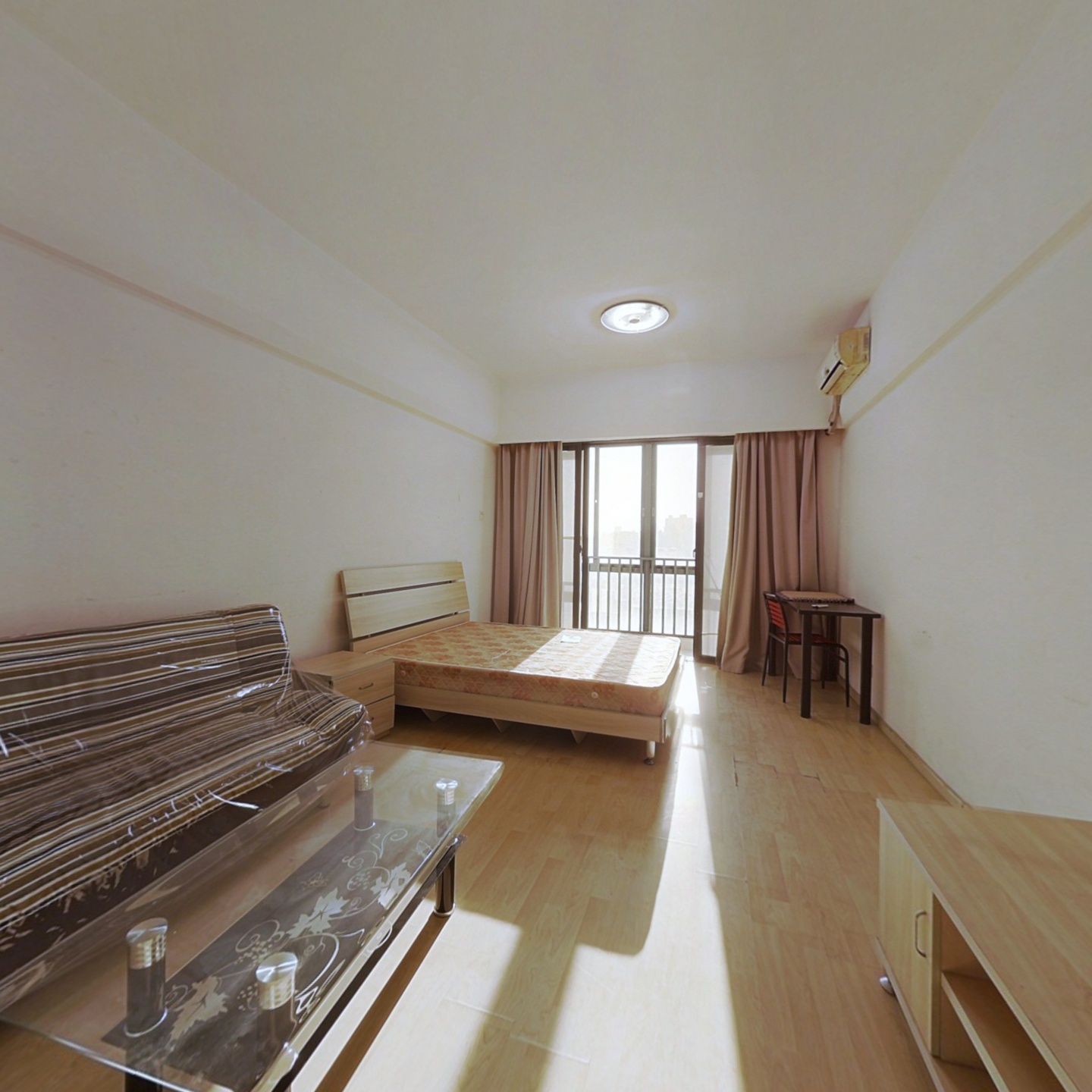 VR拍摄房源，可以线上看房，房子厅出阳台，采光通风好
