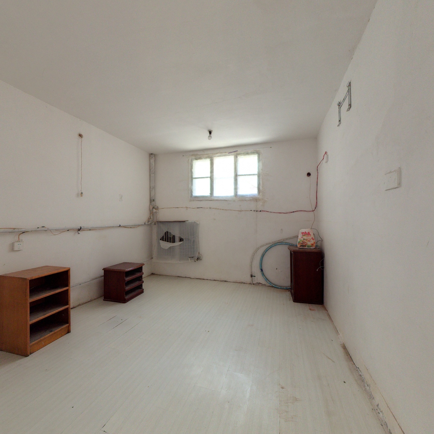 方泽小区，位于华阳路与贾秀路交叉口西北侧。