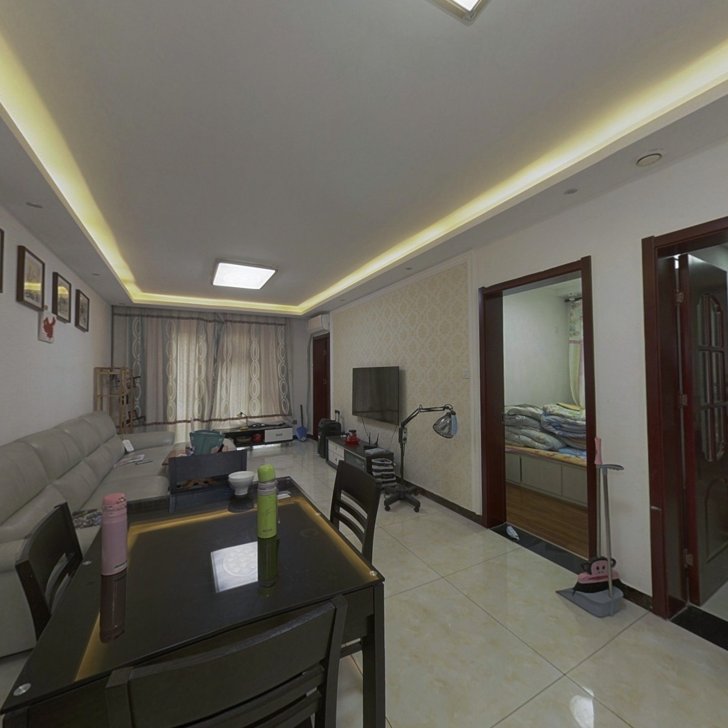 纯南三居，业主精心装修，南面带50平小院可以种花草