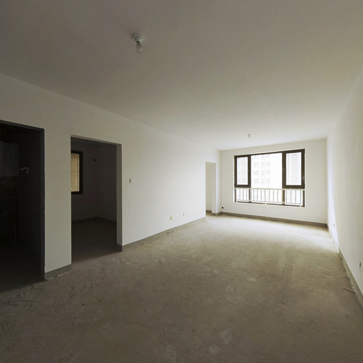 C户型 中楼层 满五 毛坯 视野开阔 看房方便 小区西侧