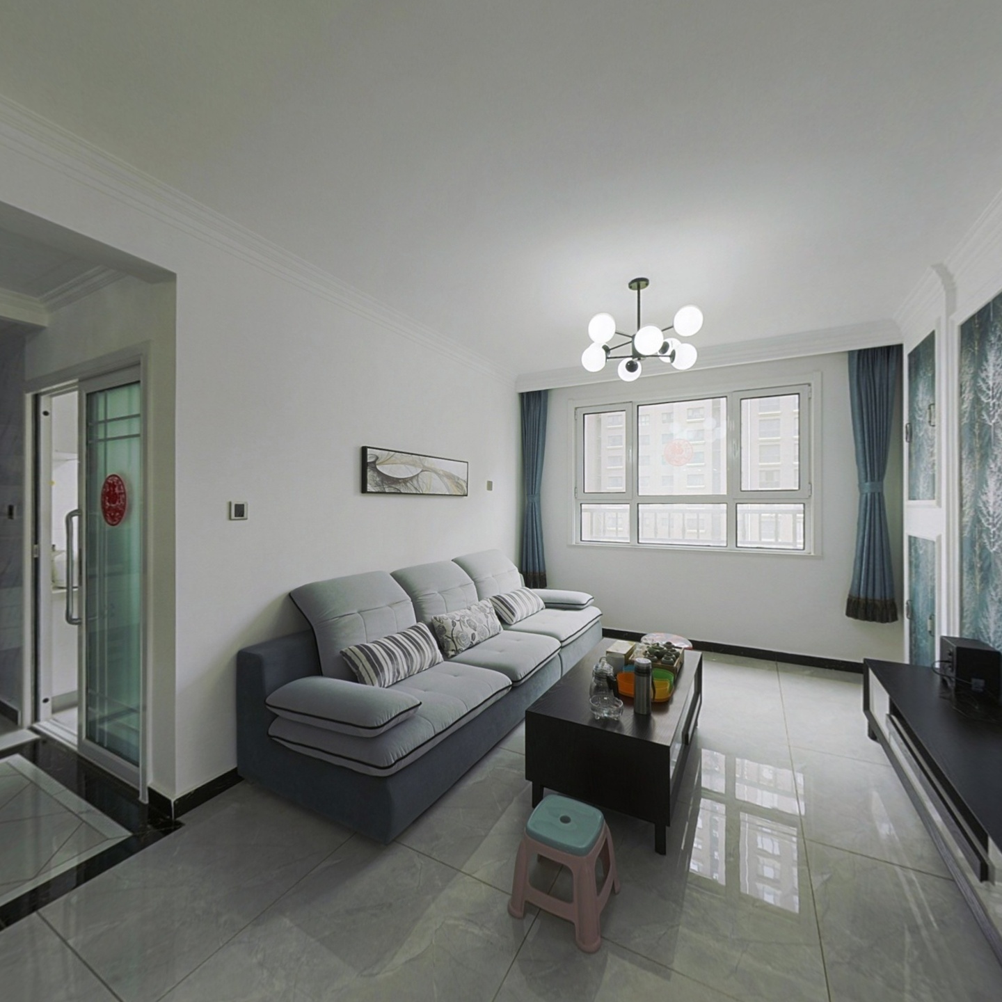 牛津花园    精装修两居室    随时看房