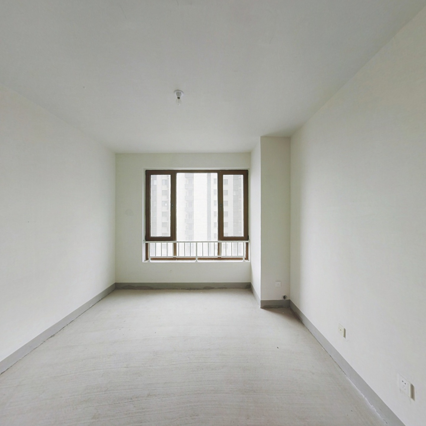 采光充足  中间楼层  视野宽阔