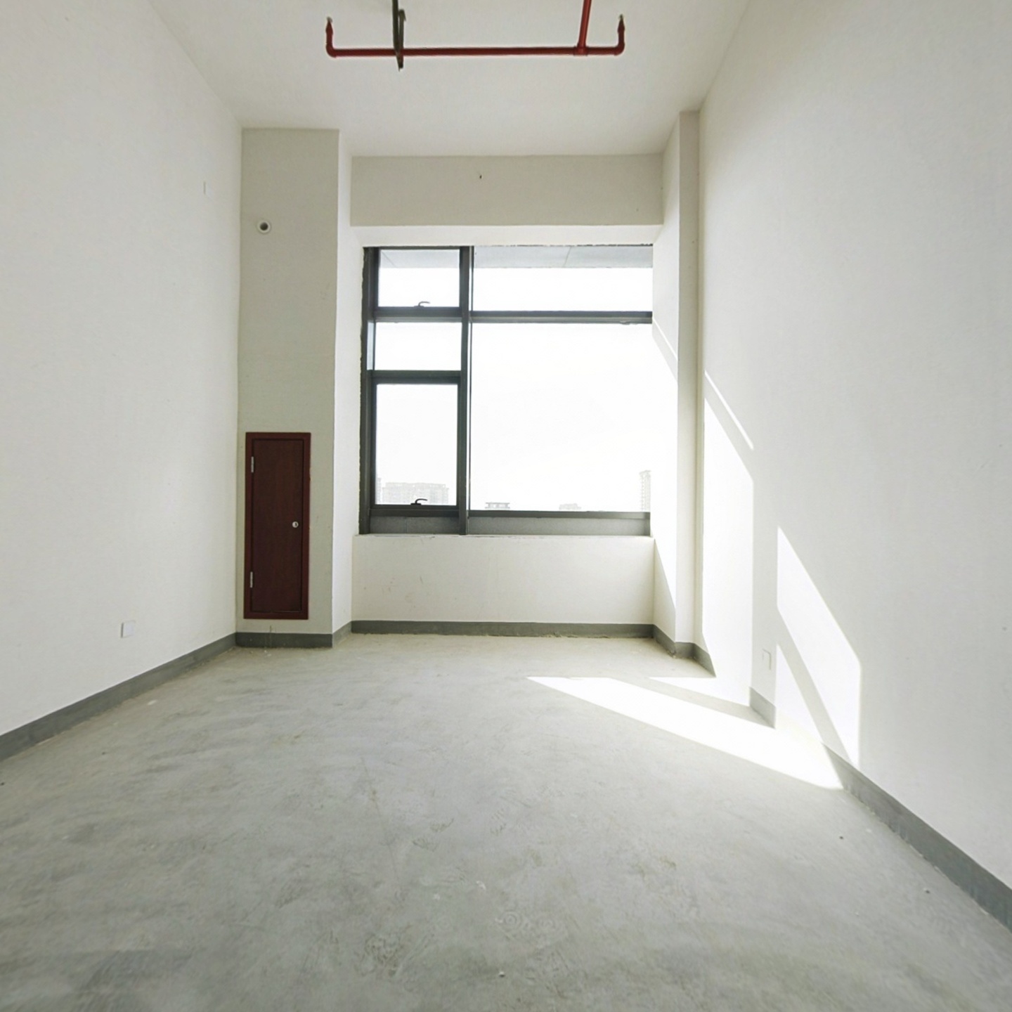 龙湖公寓小区环境优雅，空气清新，可做复式