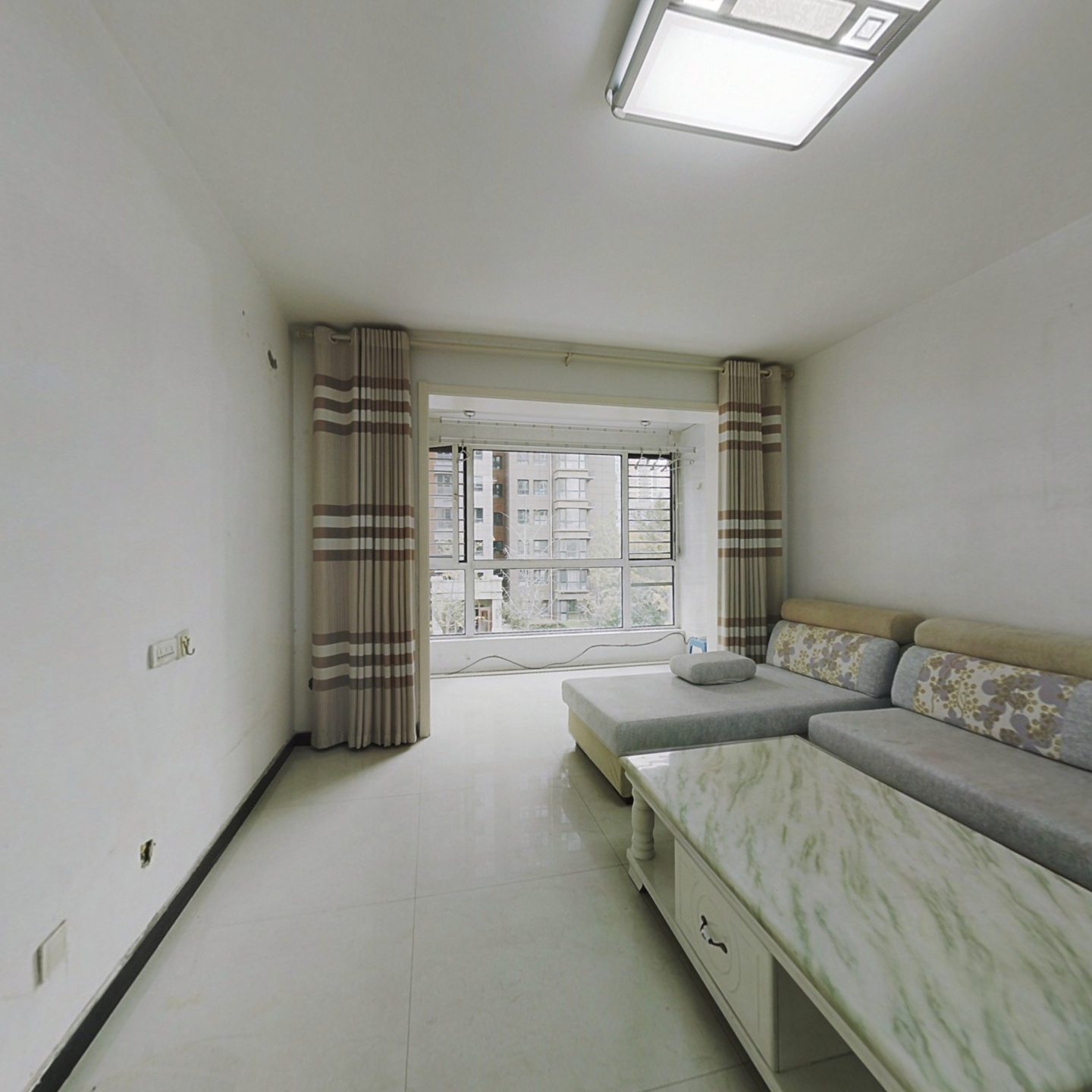 安居东城精装两室两厅一卫老证可贷款全明户型低楼层。