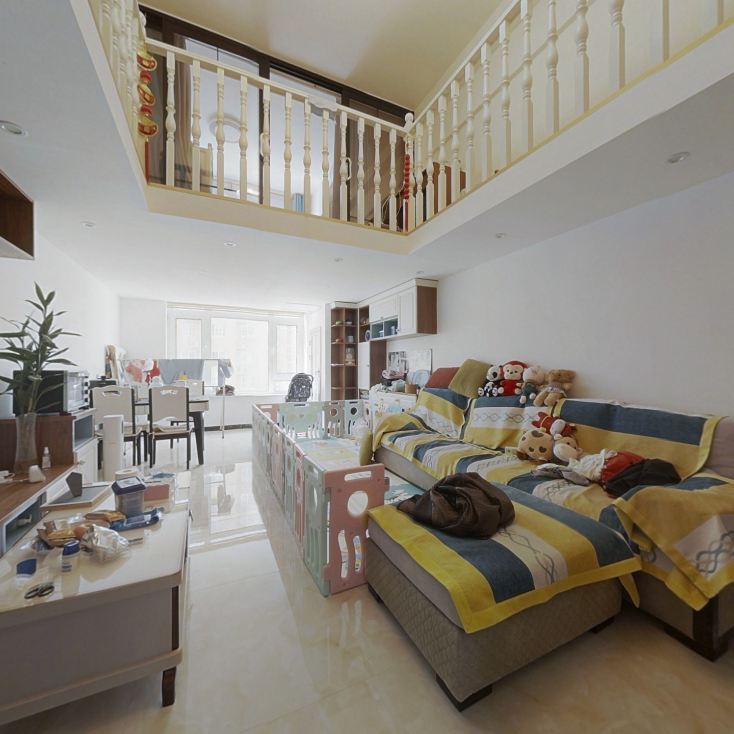 公园8090 精装修两居室 买一层带一层