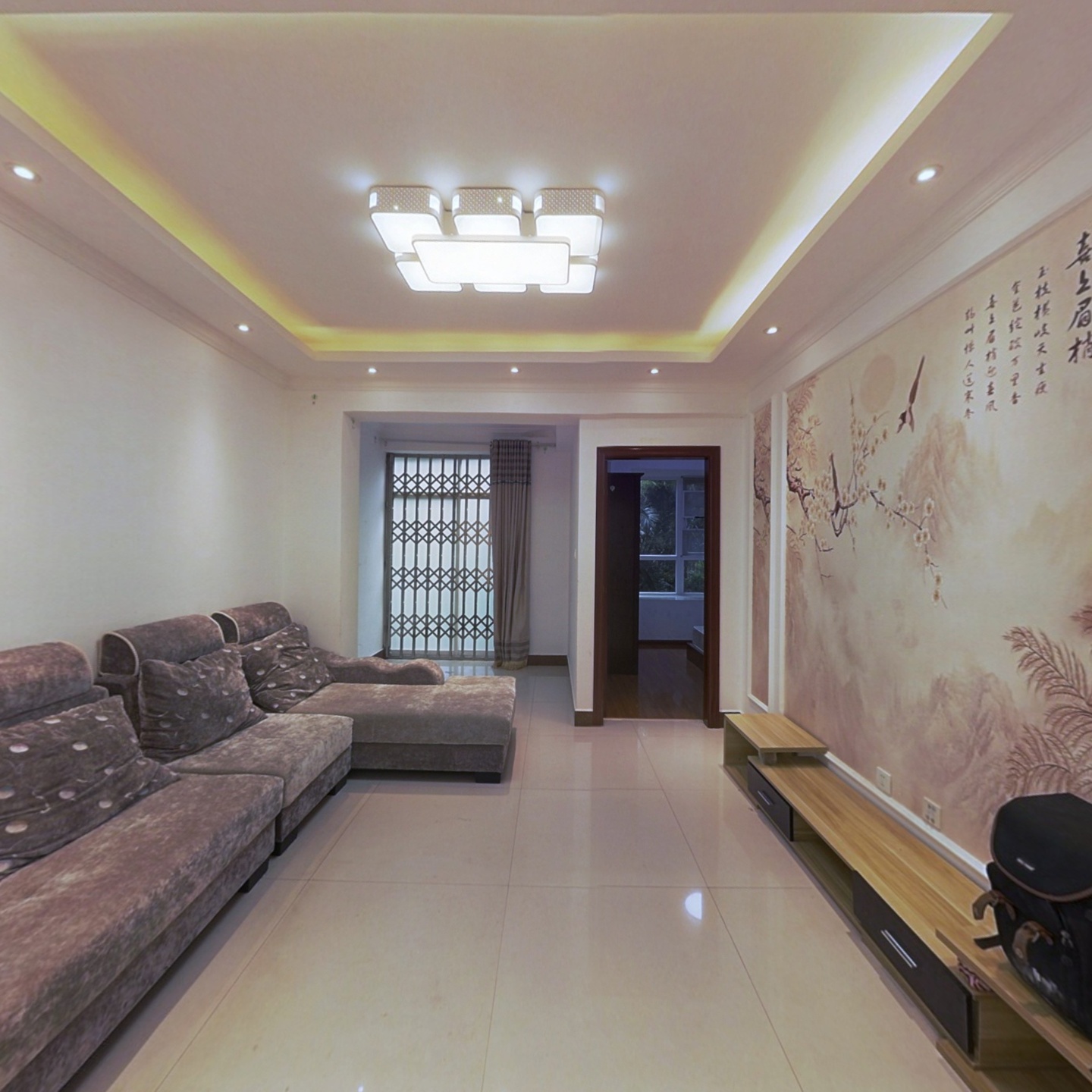 一环内精装两房 格局方正，挑高客厅，宽敞舒适。