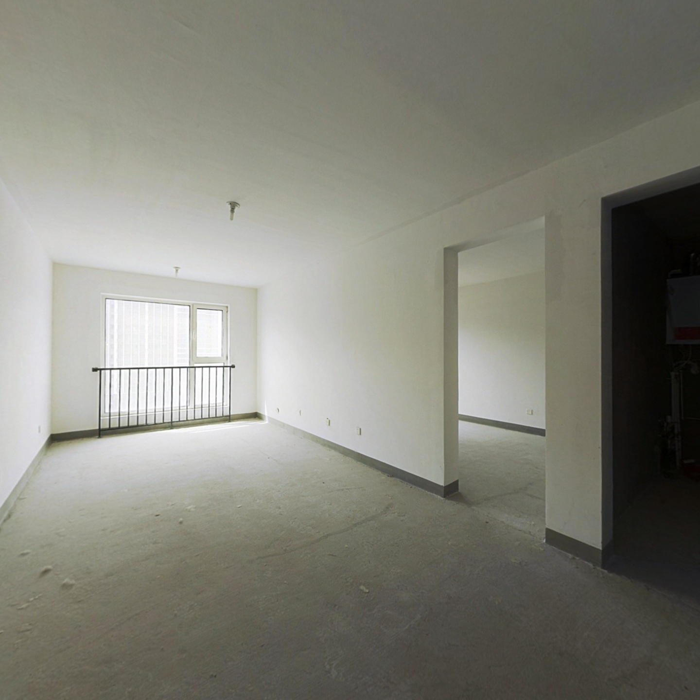 满二南向两居，毛坯可随意装修，急售