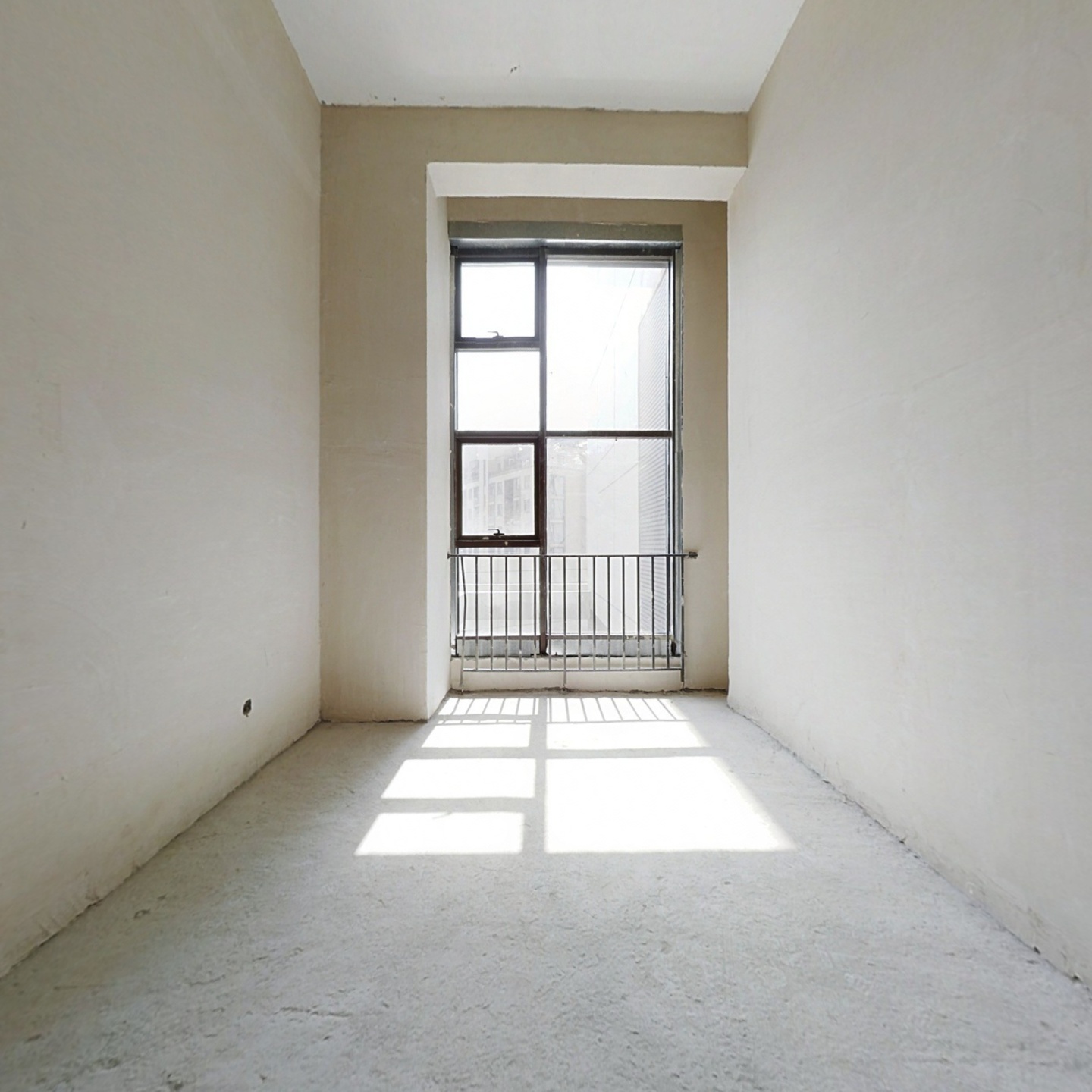 鄞州区东部新城明湖板块公寓出售，毛坯房可分割2层。