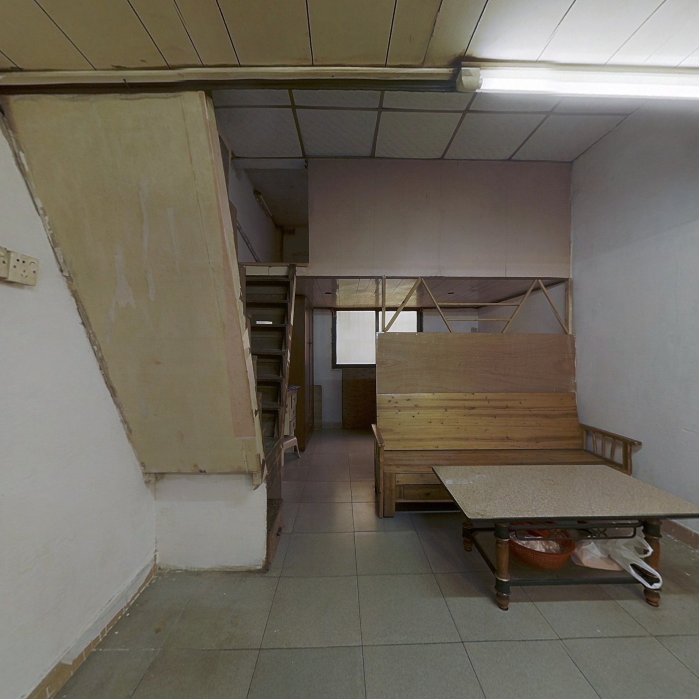 缝纫机厂宿舍 实用1房 层高4米可做小复式
