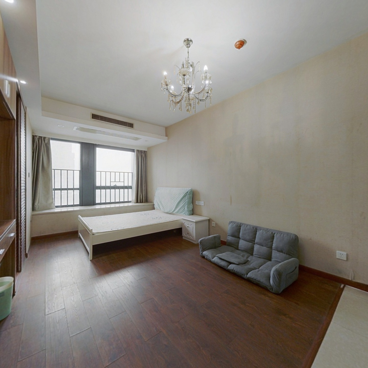 独立一居室，文泽路地铁口，生活便利，精装出售。