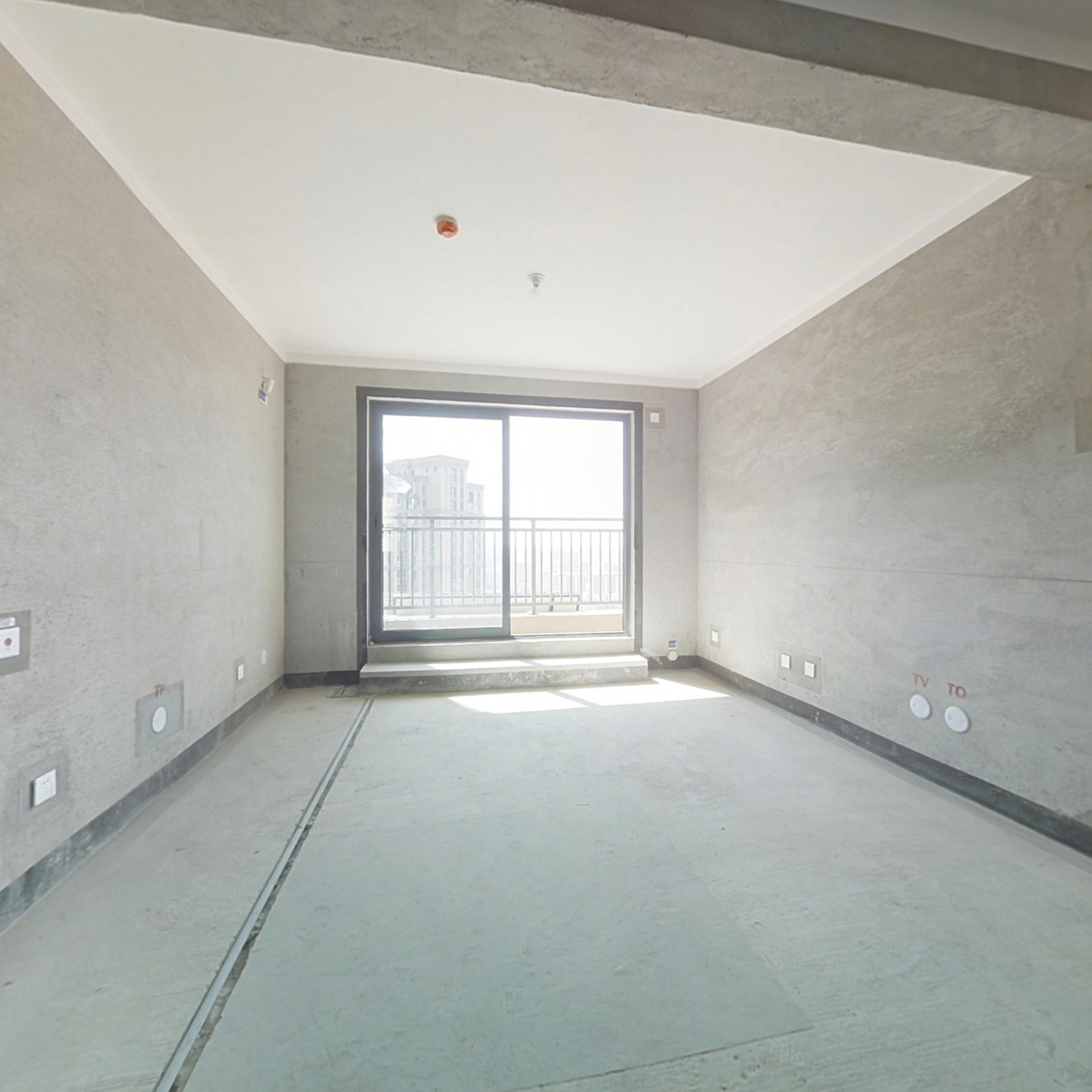 毛坯房顶层复式户型方正采光充足