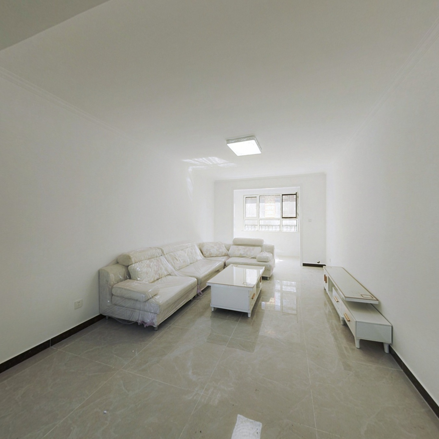 牛津花园   毛坯南北通透三居