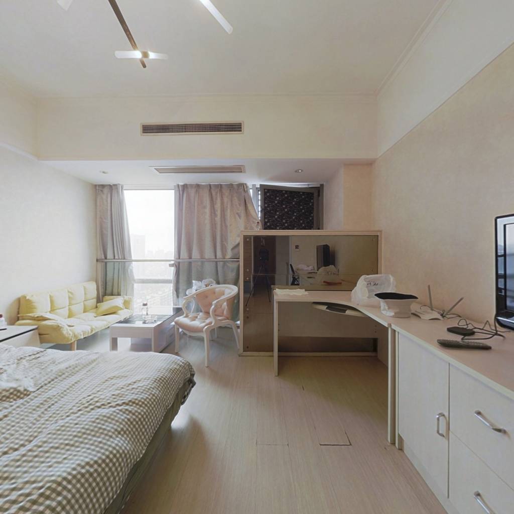 万达广场48克拉，高档公寓，生活设施配套齐全。