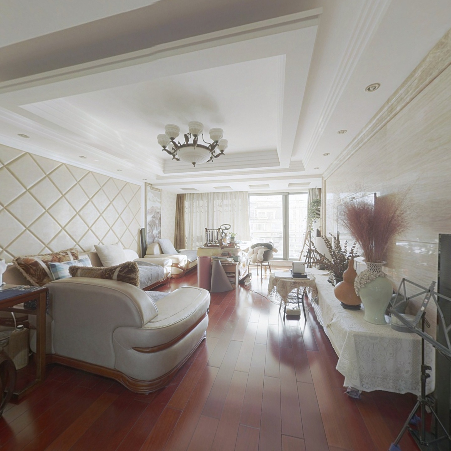 中兴新家园十来年的装修保养好面积大随意在客厅遨游！