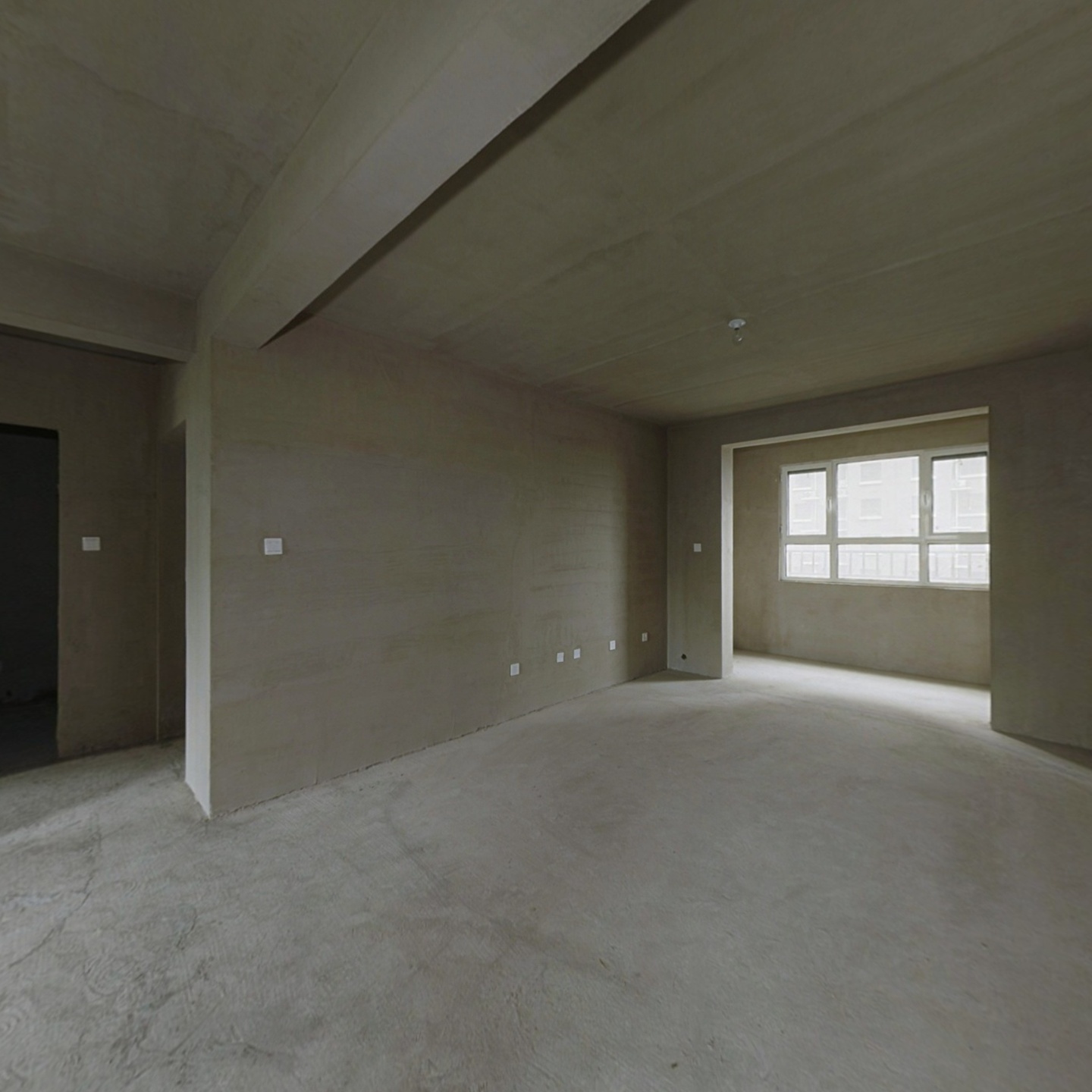 南北通透大三居，通风换气效果好，户型方正。