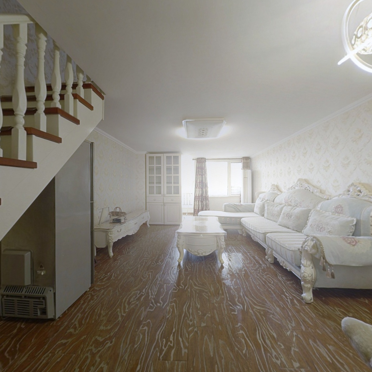 复式，自住装修 两居室  价格可以商议，买一层得两层