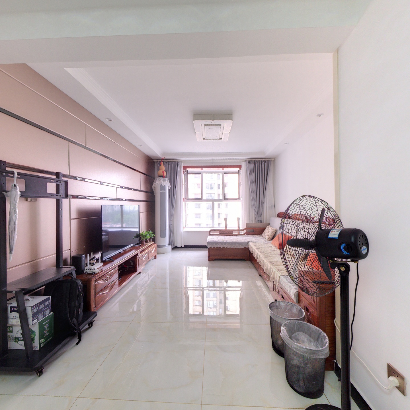 精装两居室，出行购物方便，‘’