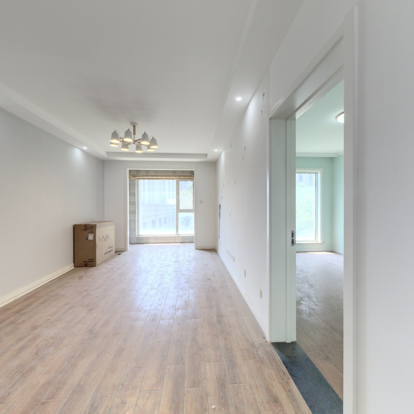 朝南两居室，户型方正，自住标准装修。