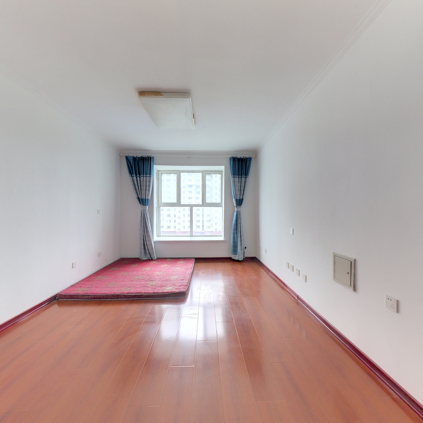 全南两居，简单装修，房本满二，采光好