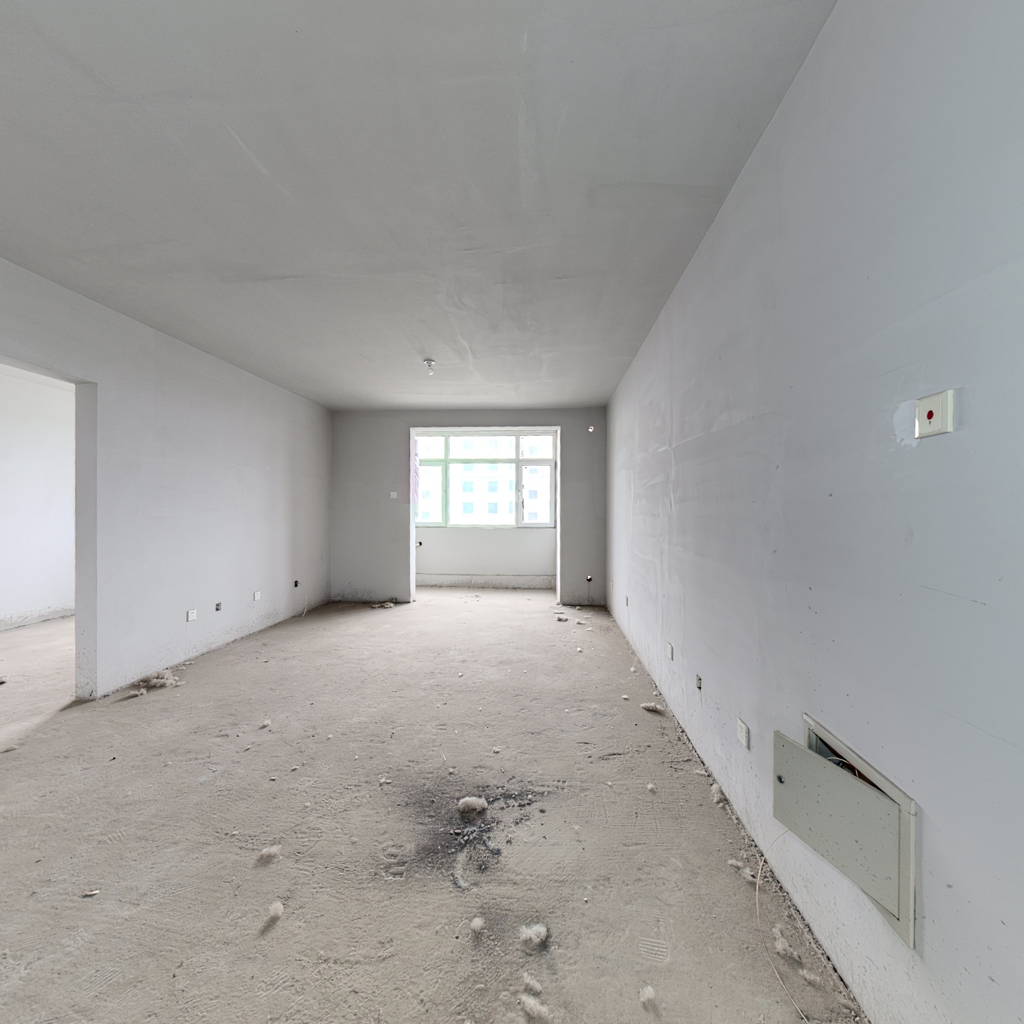 南北通透，总高11层，一梯两户，住在公园内